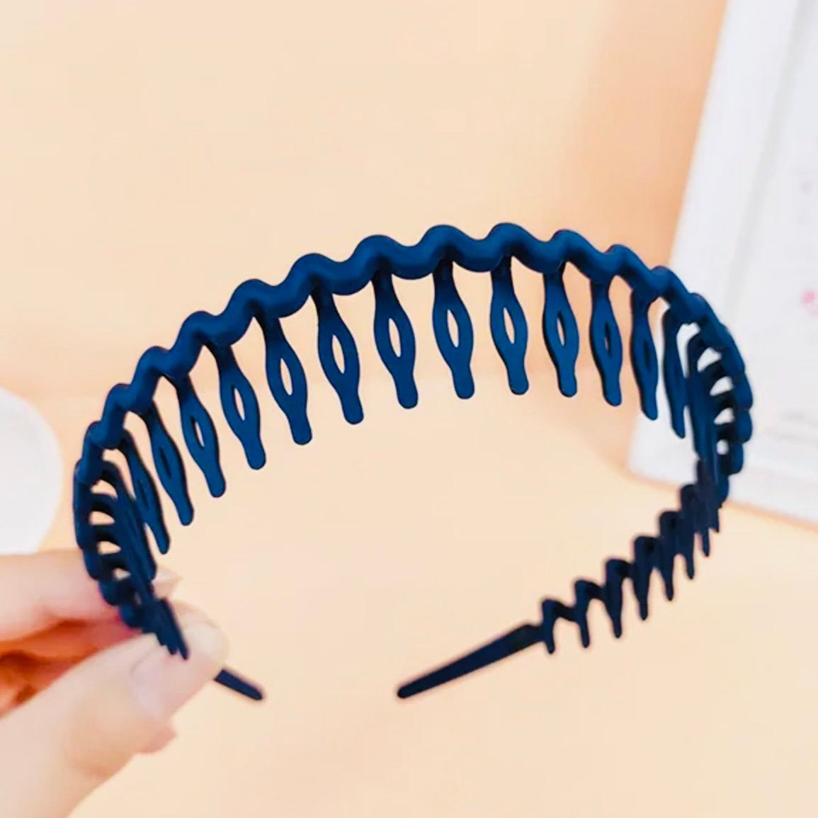 Plastic Hair Bands with Teeth, Thin Headbands for Women Girls Teens, Non Slip Hair Comb flexible teeth comb velvet headband